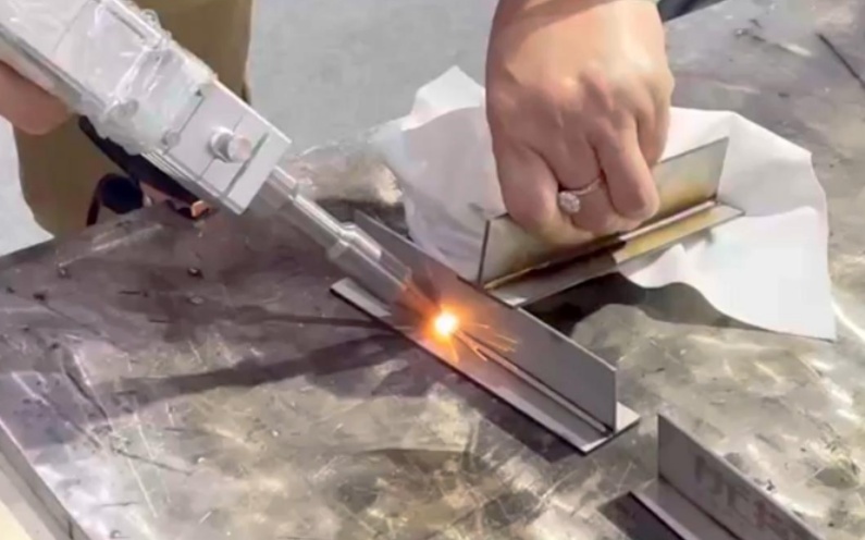 光纖激光焊接機(jī)OEM定制：滿(mǎn)足個(gè)性化工業(yè)需求