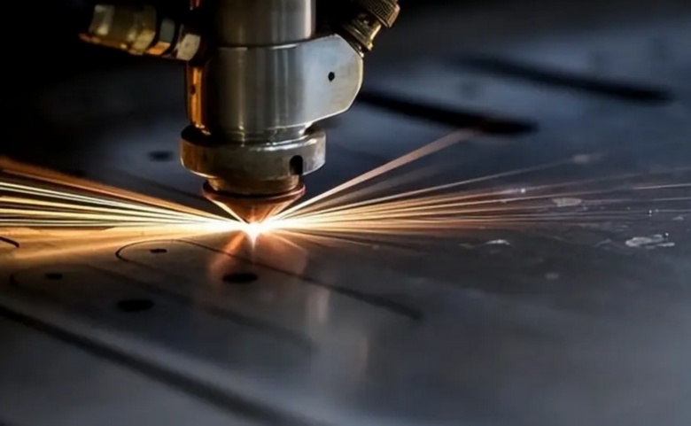 精密激光切割機在半導體封裝中的微孔加工案例